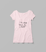 Laden Sie das Bild in den Galerie-Viewer, Damen V-Shirt "It´s Always Time for a Flascherl"