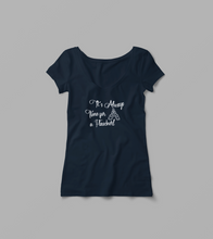 Laden Sie das Bild in den Galerie-Viewer, Damen V-Shirt "It´s Always Time for a Flascherl"