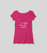 Laden Sie das Bild in den Galerie-Viewer, Damen V-Shirt "It´s Always Time for a Flascherl"