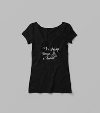 Laden Sie das Bild in den Galerie-Viewer, Damen V-Shirt "It´s Always Time for a Flascherl"