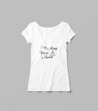 Laden Sie das Bild in den Galerie-Viewer, Damen V-Shirt "It´s Always Time for a Flascherl"