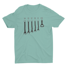 Laden Sie das Bild in den Galerie-Viewer, T-Shirt "SCHRAUBER FLASCHENÖFFNER" Unisex Rundhals