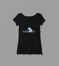 Laden Sie das Bild in den Galerie-Viewer, Damen V-Shirt "Bayern Herzschlag"