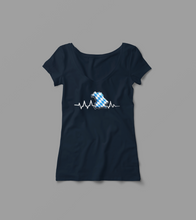 Laden Sie das Bild in den Galerie-Viewer, Damen V-Shirt "Bayern Herzschlag"